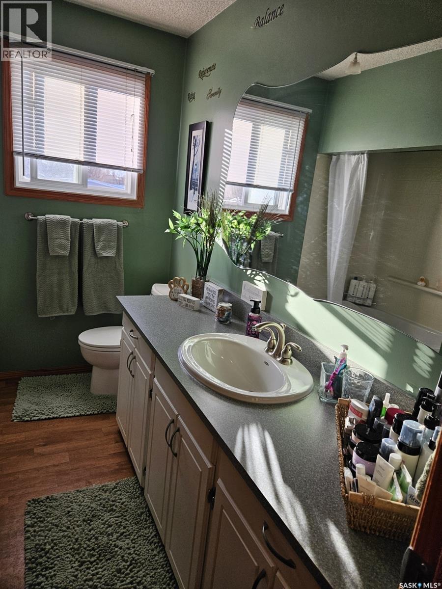 Photo 2 of 401 Sovereign Crescent, Rosetown SK