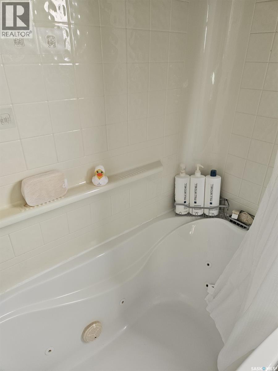 Photo 21 of 401 Sovereign Crescent, Rosetown SK