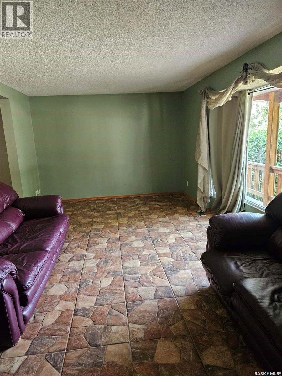 Photo 6 of 401 Sovereign Crescent, Rosetown SK