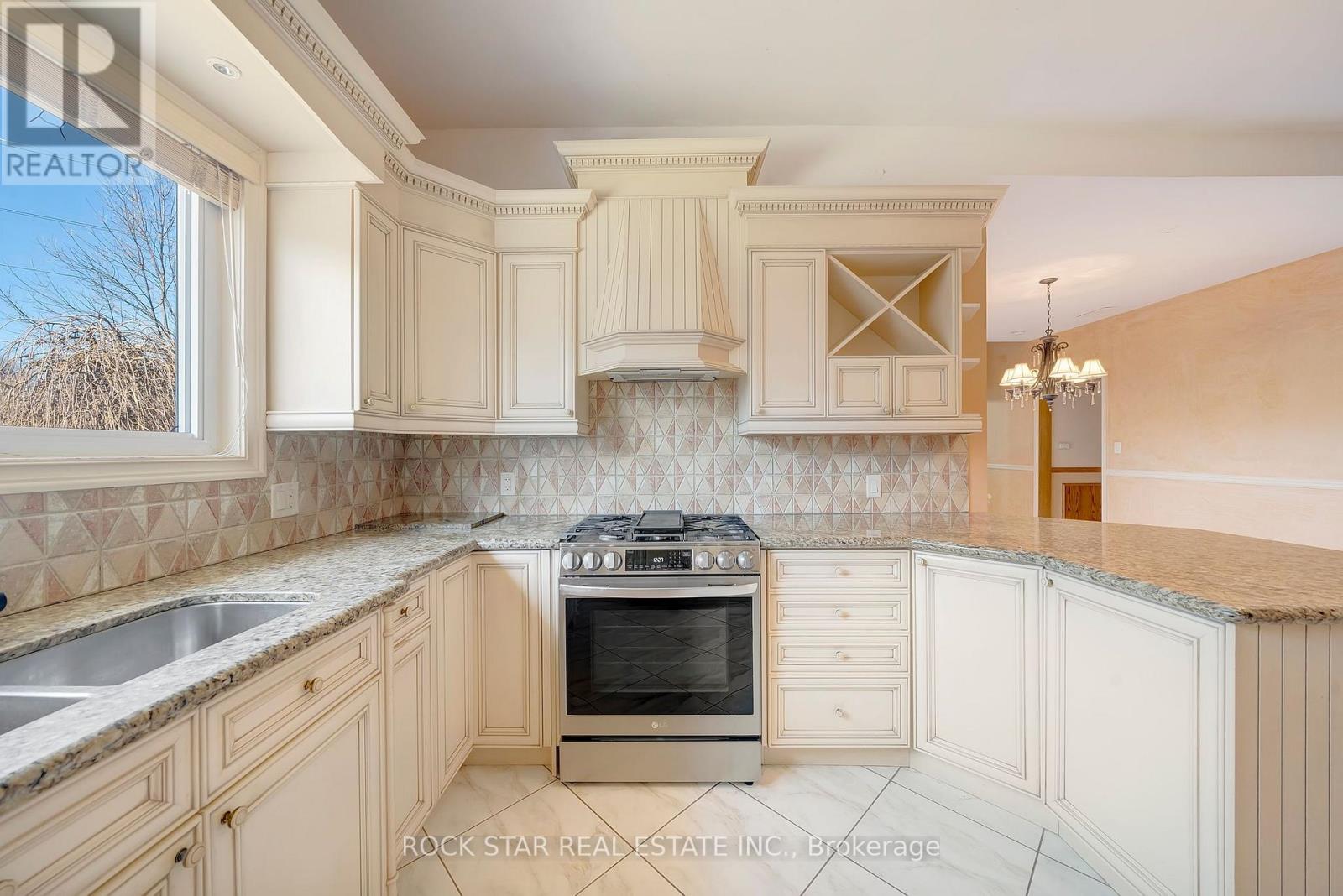 Photo 7 of 7105 York Drive, Niagara Falls ON