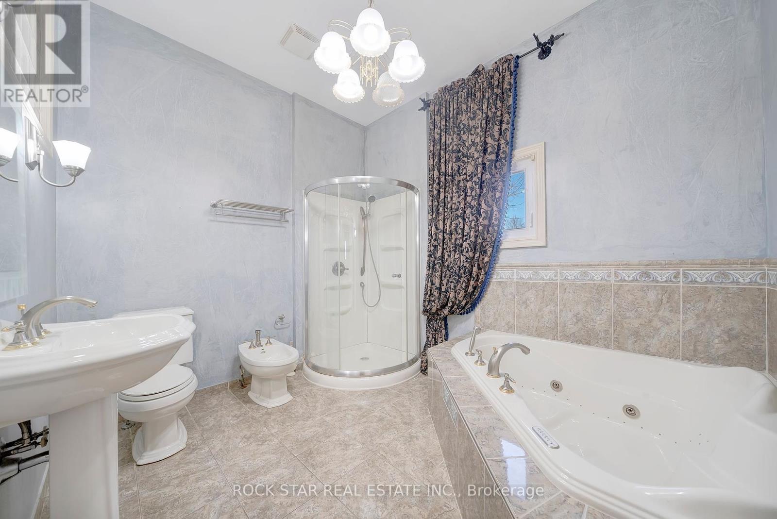 Photo 32 of 7105 York Drive, Niagara Falls ON