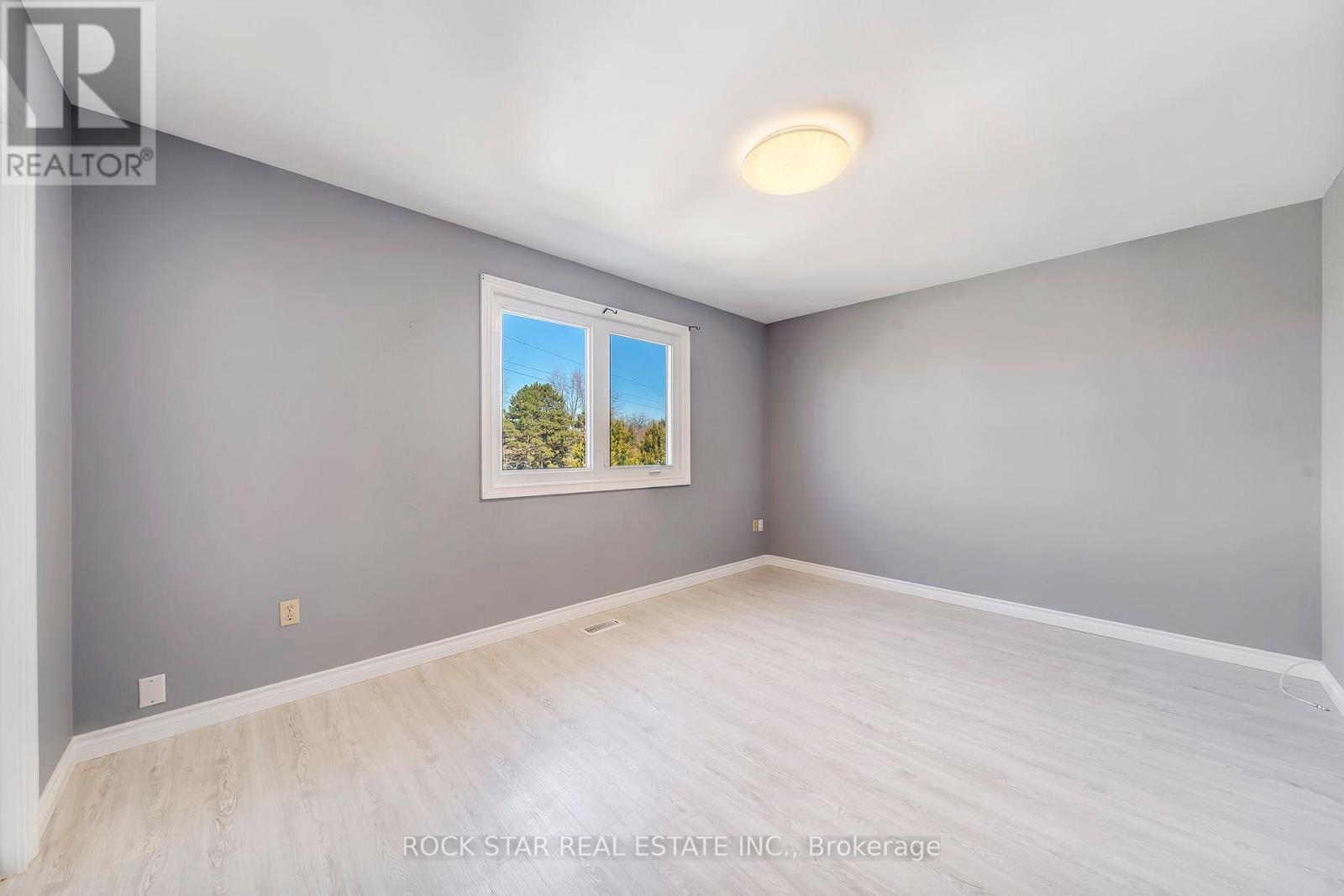 Photo 4 of 7105 York Drive, Niagara Falls ON