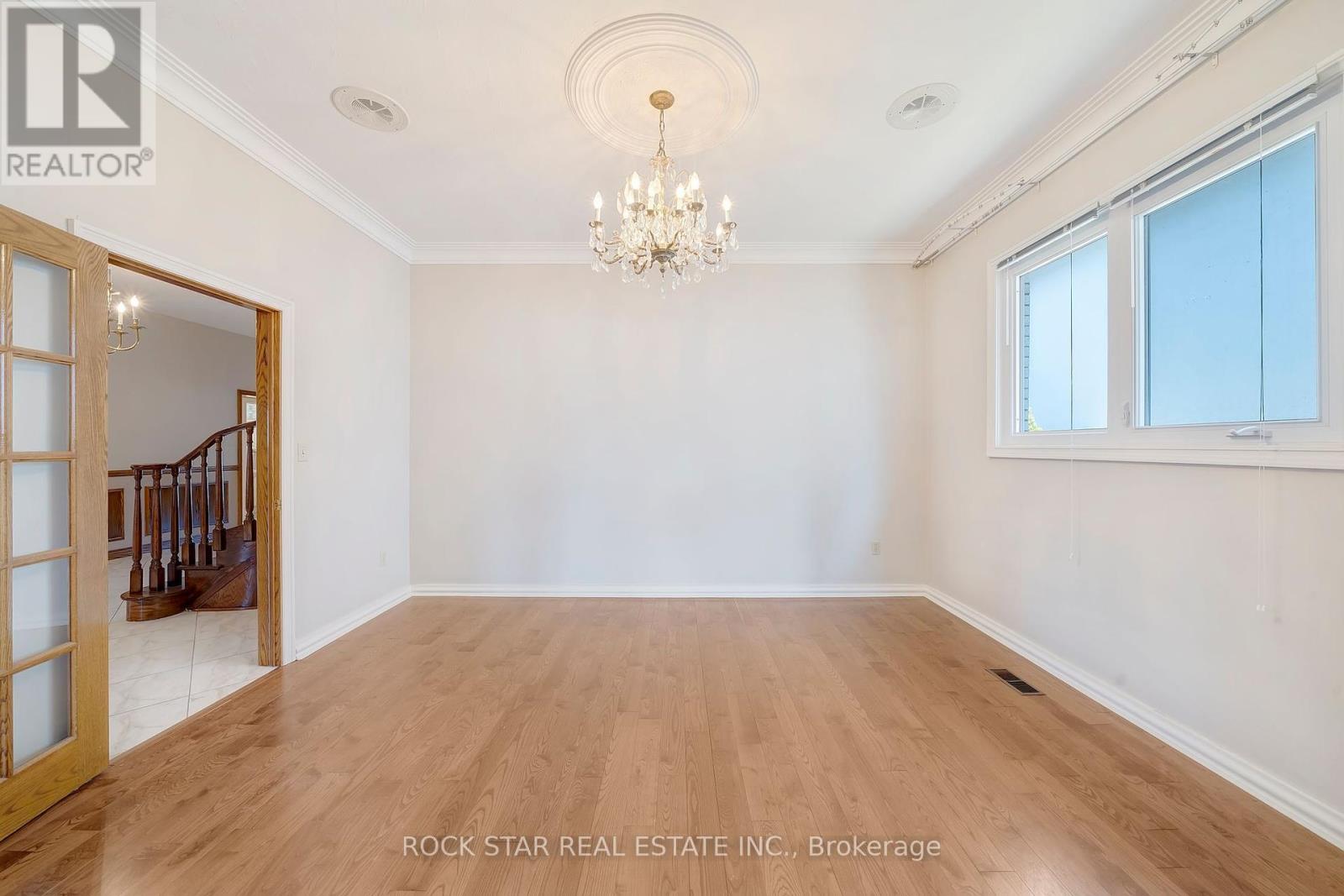 Photo 5 of 7105 York Drive, Niagara Falls ON