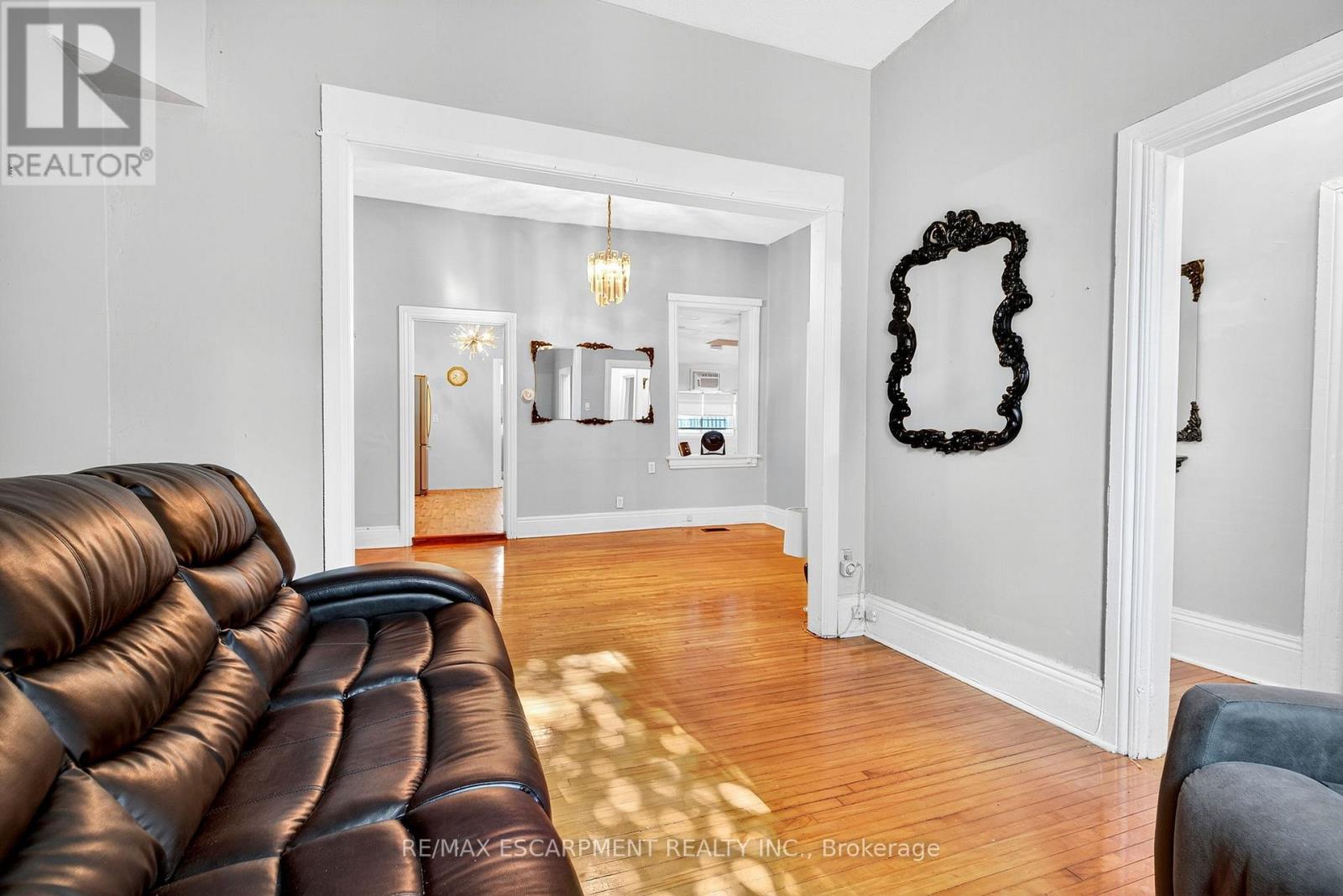 Photo 3 of 231 Emerald Street N, Hamilton ON