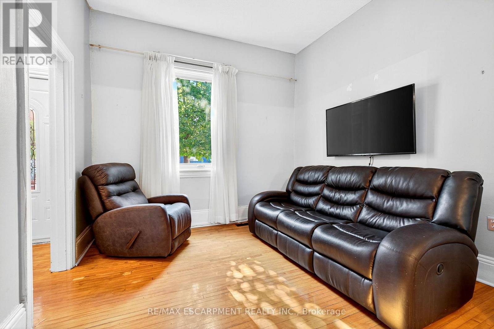 Photo 21 of 231 Emerald Street N, Hamilton ON