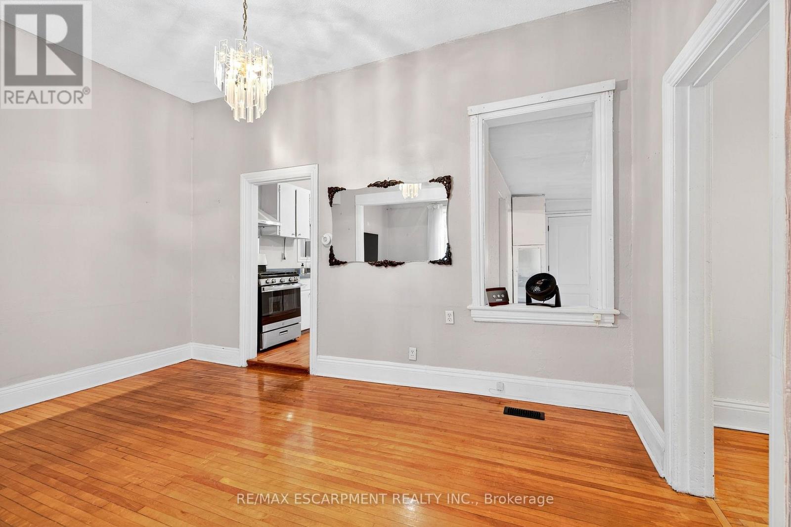 Photo 5 of 231 Emerald Street N, Hamilton ON