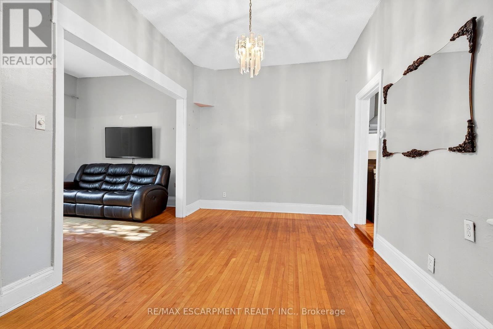 Photo 2 of 231 Emerald Street N, Hamilton ON