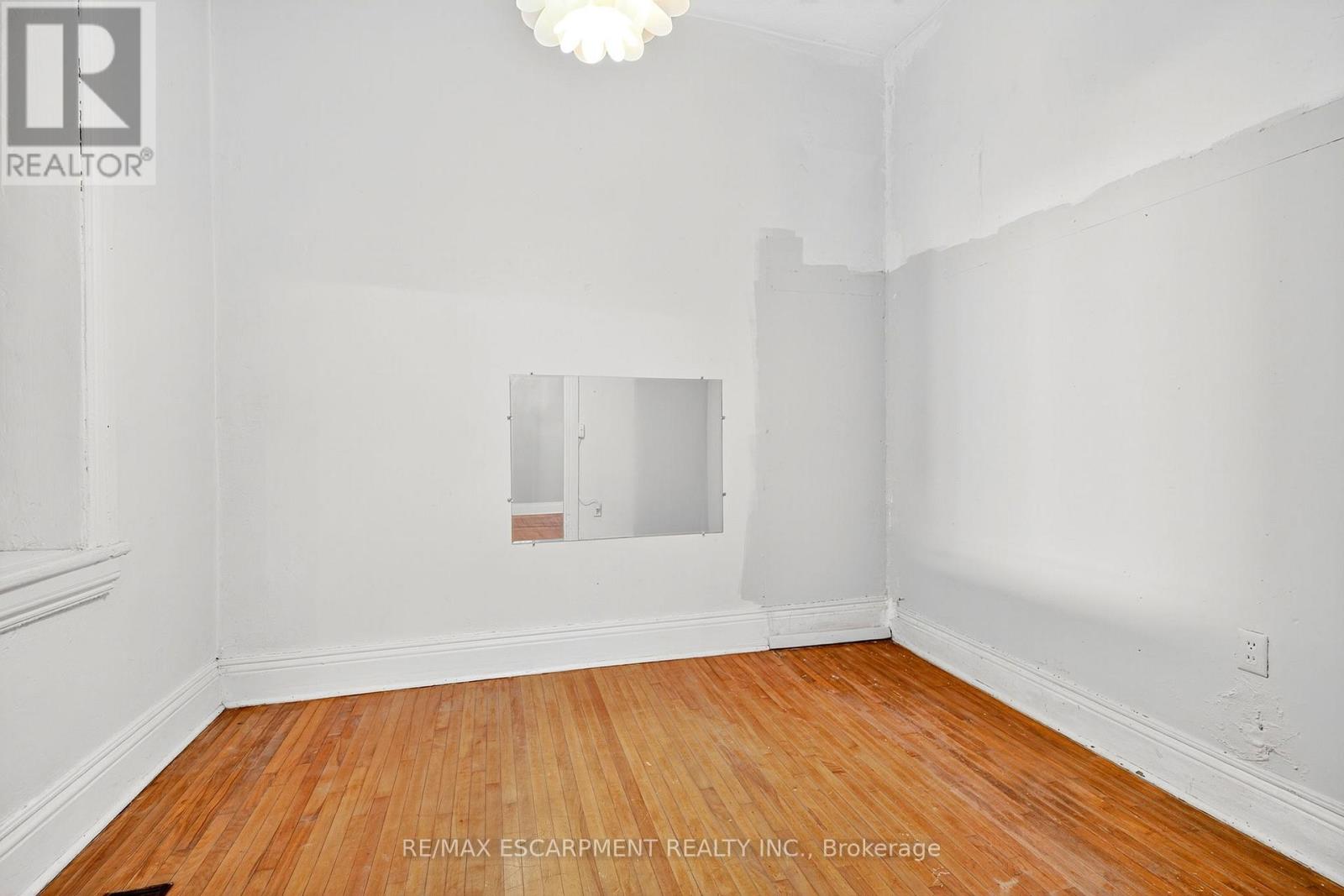 Photo 14 of 231 Emerald Street N, Hamilton ON