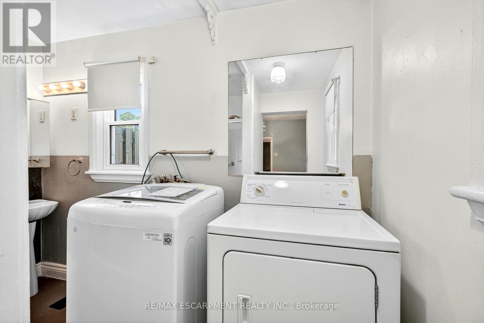 Photo 18 of 231 Emerald Street N, Hamilton ON