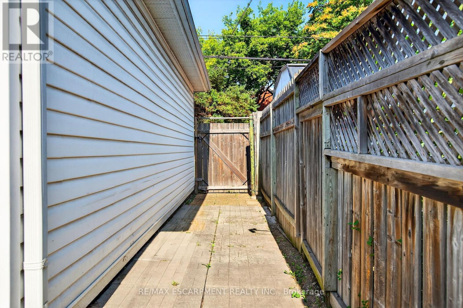 Photo 13 of 231 Emerald Street N, Hamilton ON