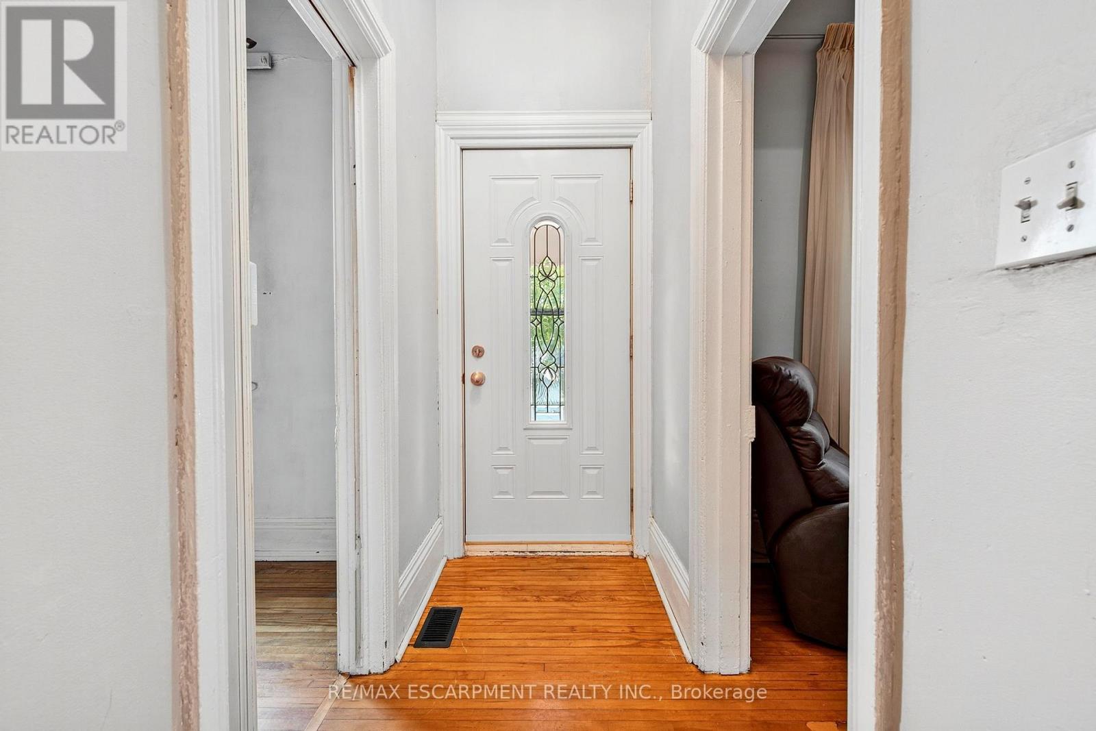Photo 7 of 231 Emerald Street N, Hamilton ON