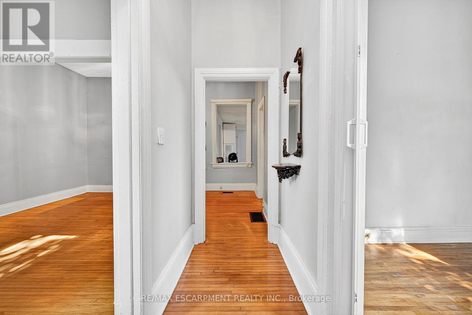 Photo 9 of 231 Emerald Street N, Hamilton ON