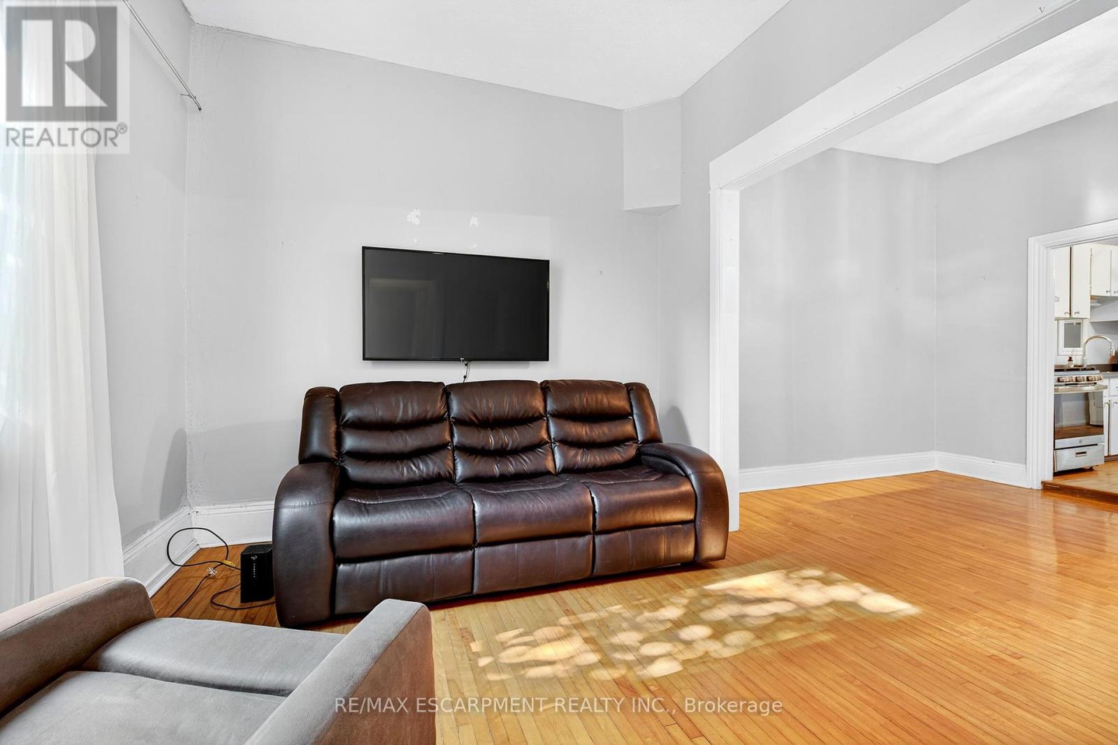 Photo 8 of 231 Emerald Street N, Hamilton ON