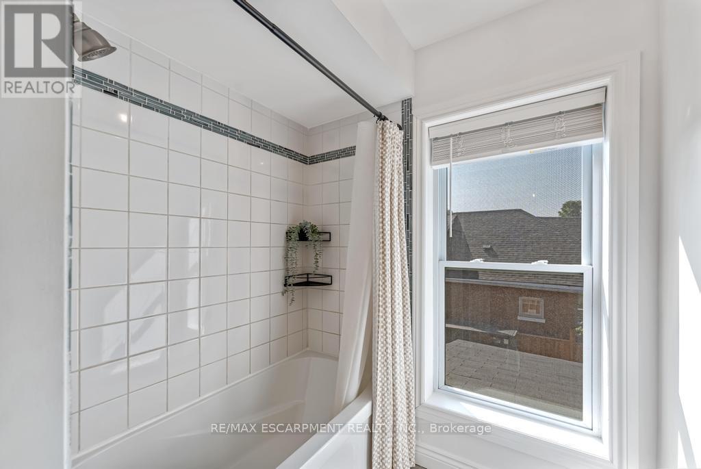 Photo 32 of 47 Eagle Avenue, Brantford ON