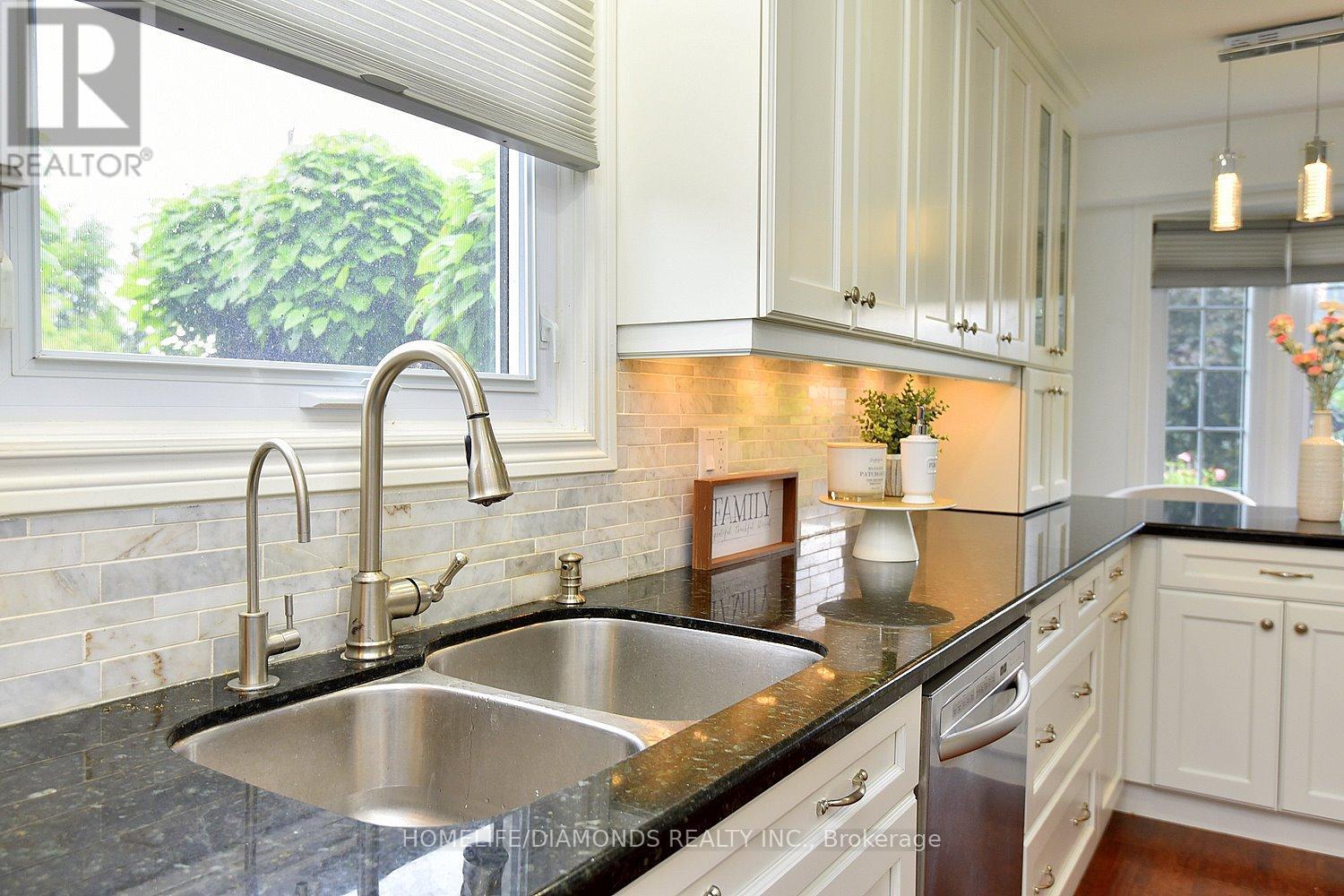 Photo 37 of 95 Birchpark Drive N, Grimsby ON