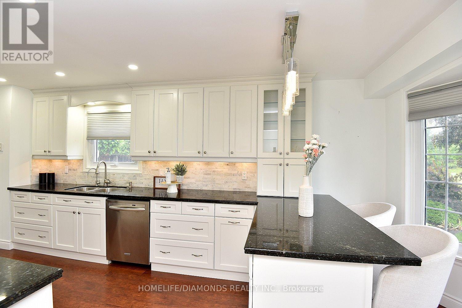 Photo 45 of 95 Birchpark Drive N, Grimsby ON