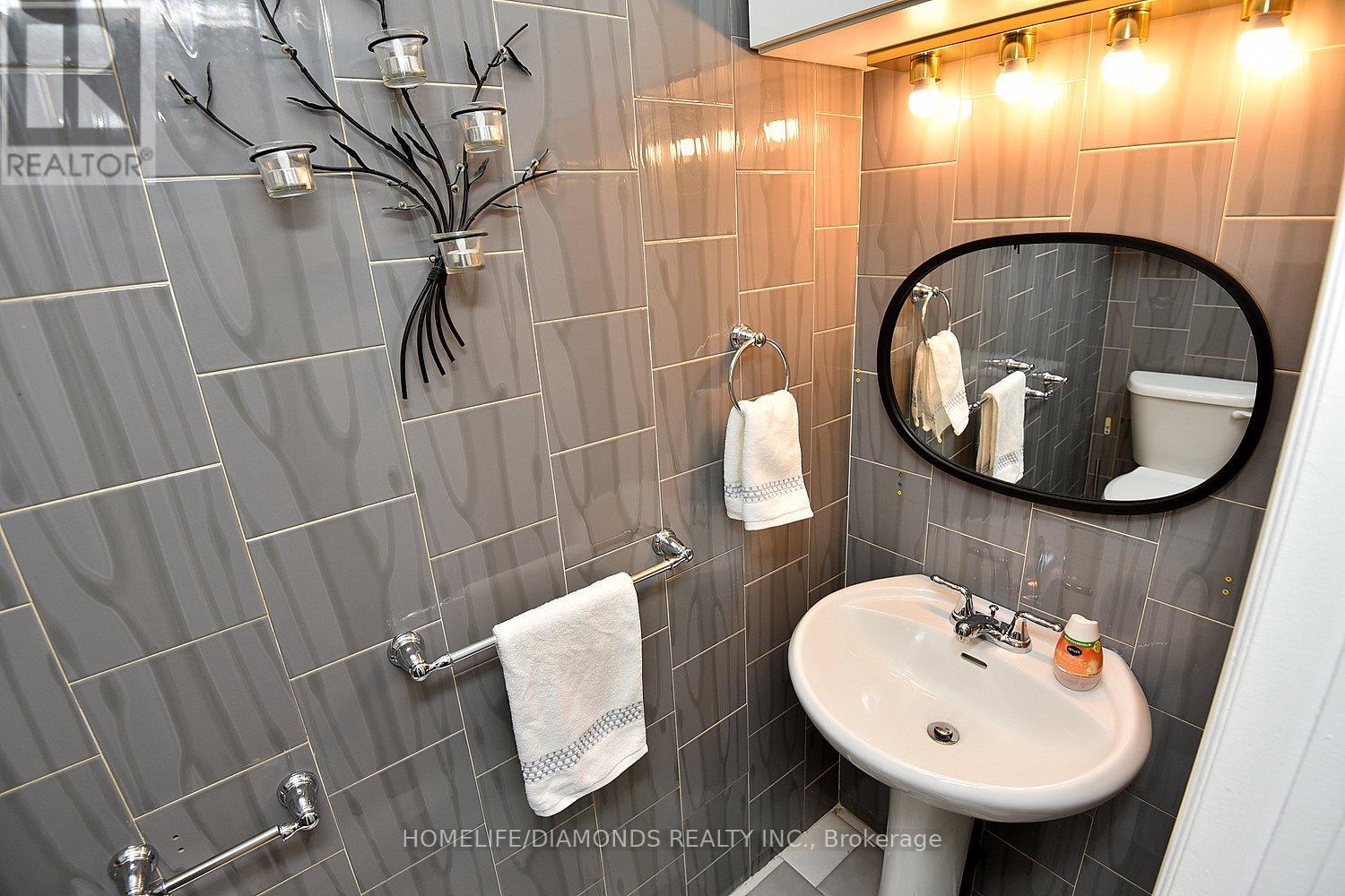 Photo 35 of 95 Birchpark Drive N, Grimsby ON