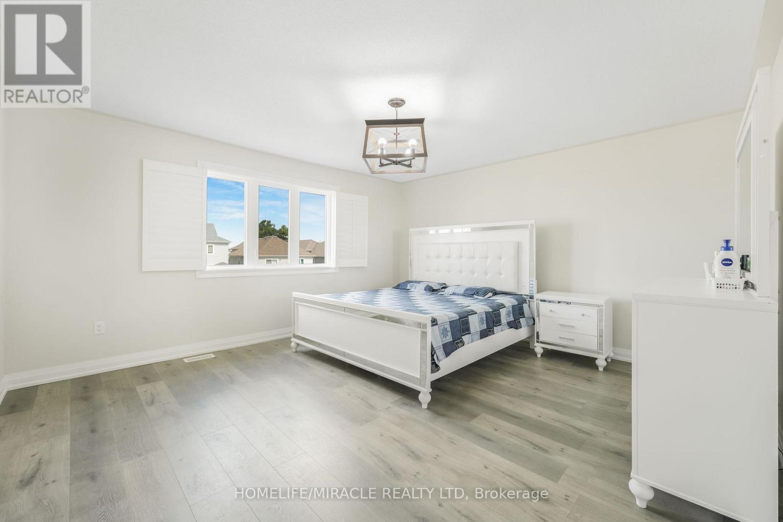 Photo 19 of 92 Todd Crescent, Southgate ON