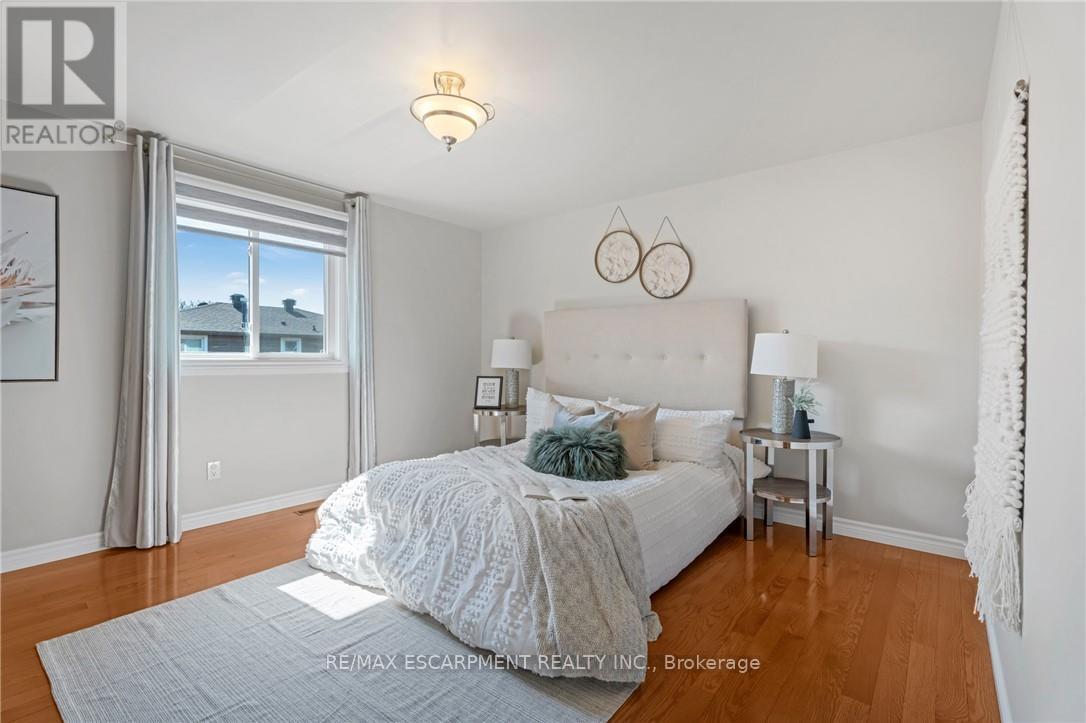 Photo 18 of 36 Skylark Drive, Hamilton ON