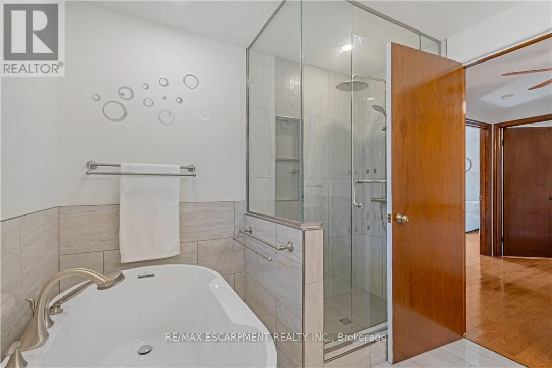 Photo 20 of 36 Skylark Drive, Hamilton ON