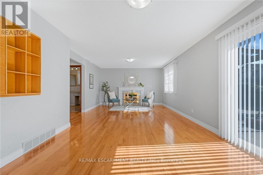 Photo 33 of 36 Skylark Drive, Hamilton ON