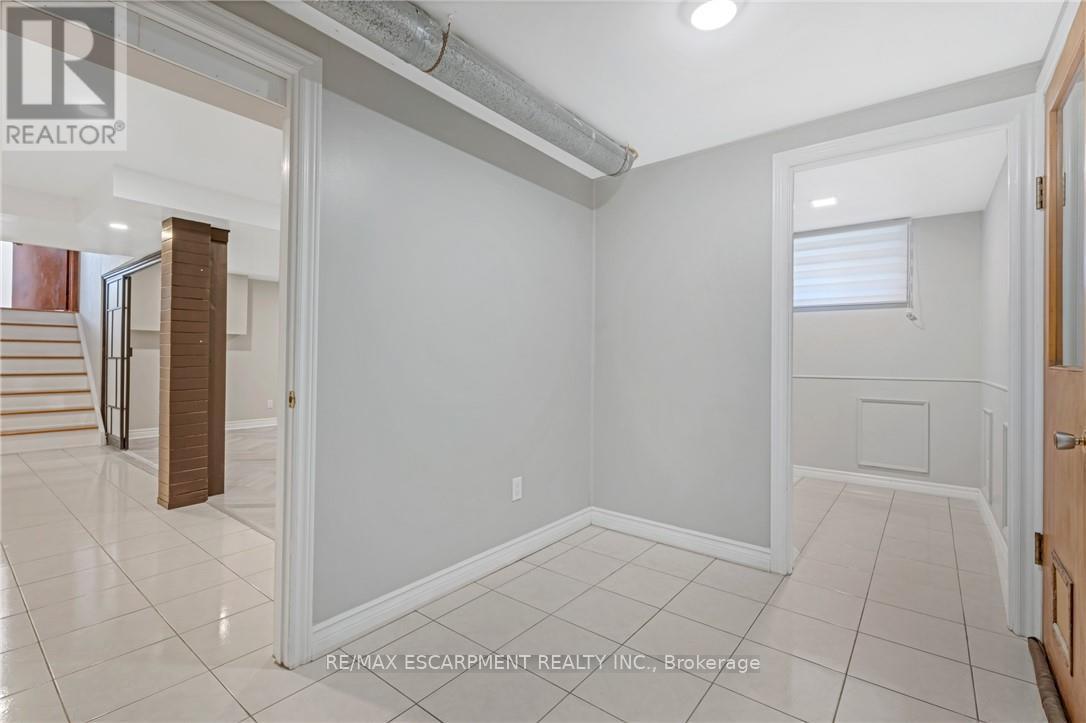 Photo 19 of 36 Skylark Drive, Hamilton ON