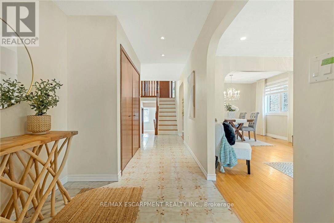 Photo 31 of 36 Skylark Drive, Hamilton ON