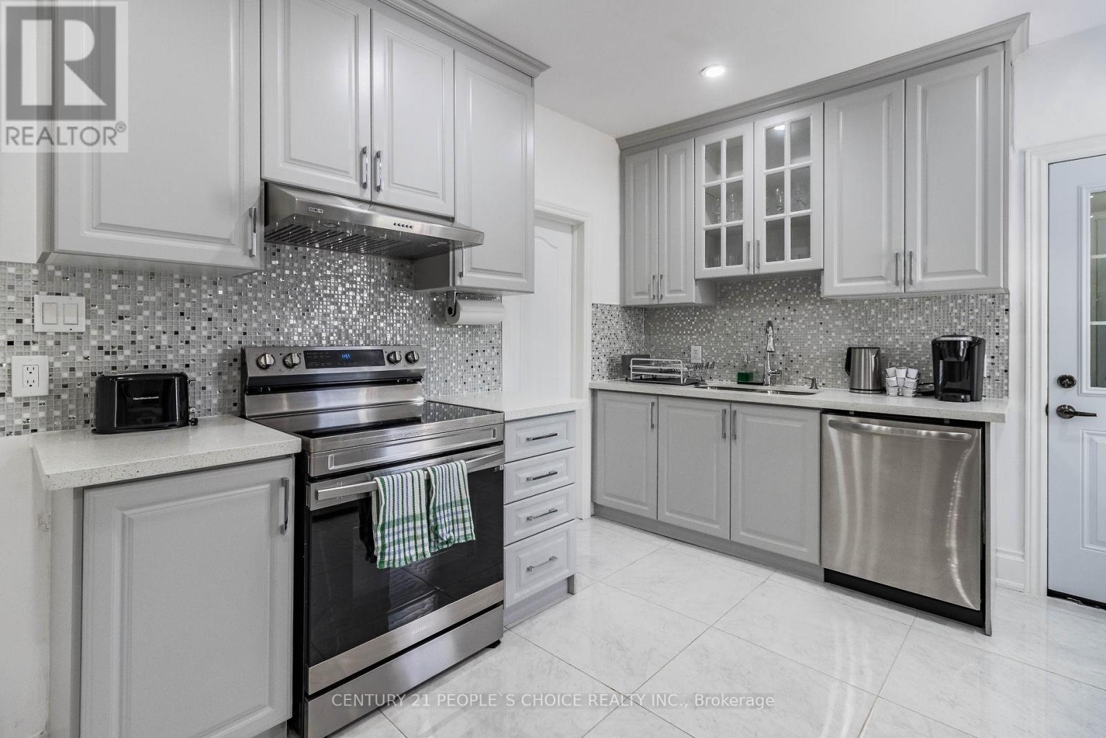 Photo 10 of 5057 Bridge Street, Niagara Falls ON