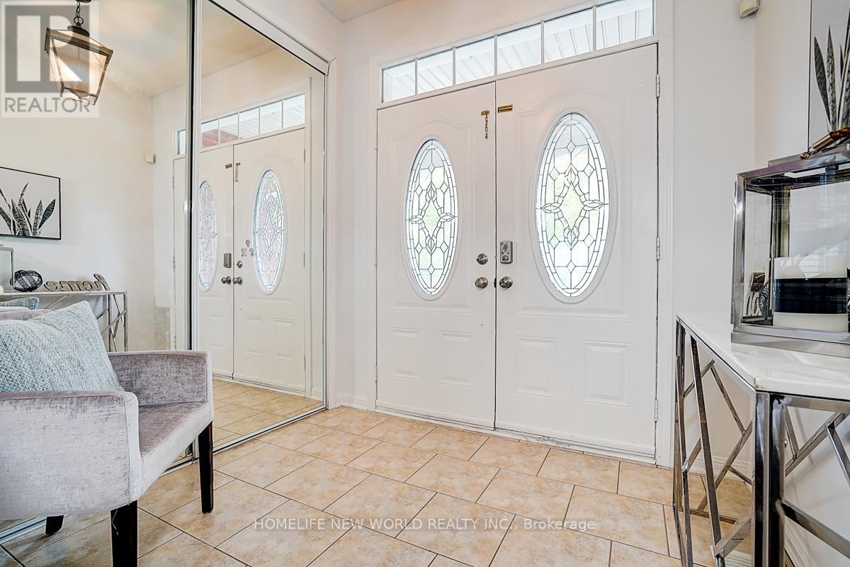 Photo 42 of 76 Bulmer Crescent, Newmarket ON