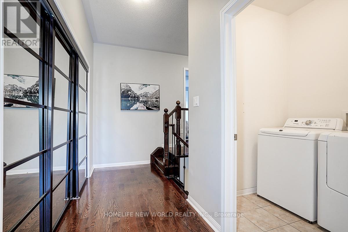 Photo 36 of 76 Bulmer Crescent, Newmarket ON
