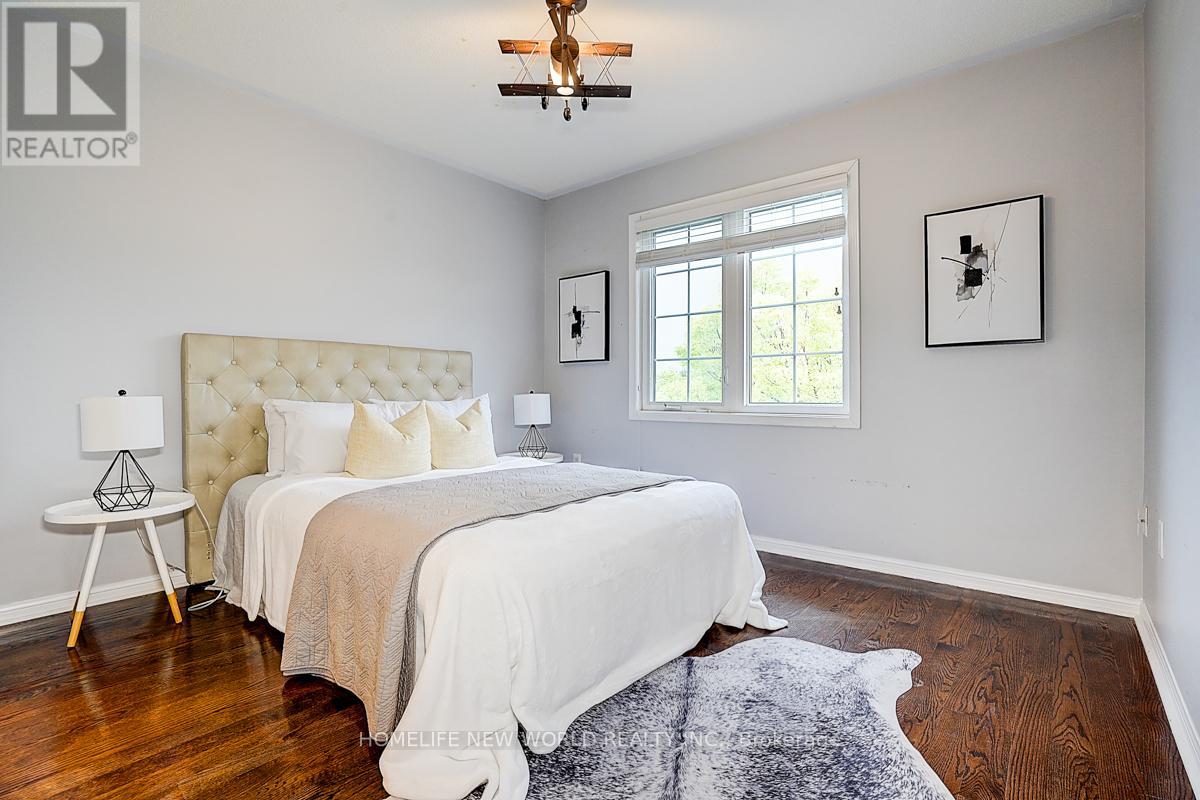 Photo 24 of 76 Bulmer Crescent, Newmarket ON