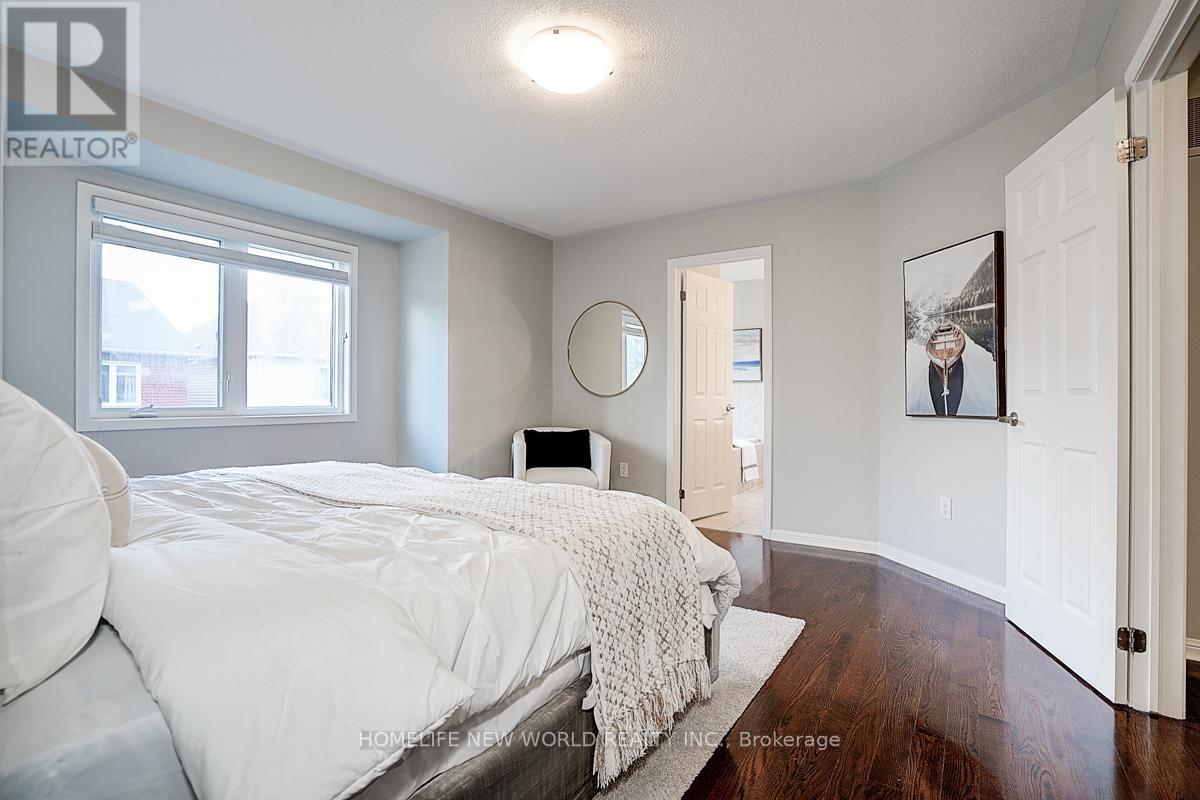 Photo 39 of 76 Bulmer Crescent, Newmarket ON