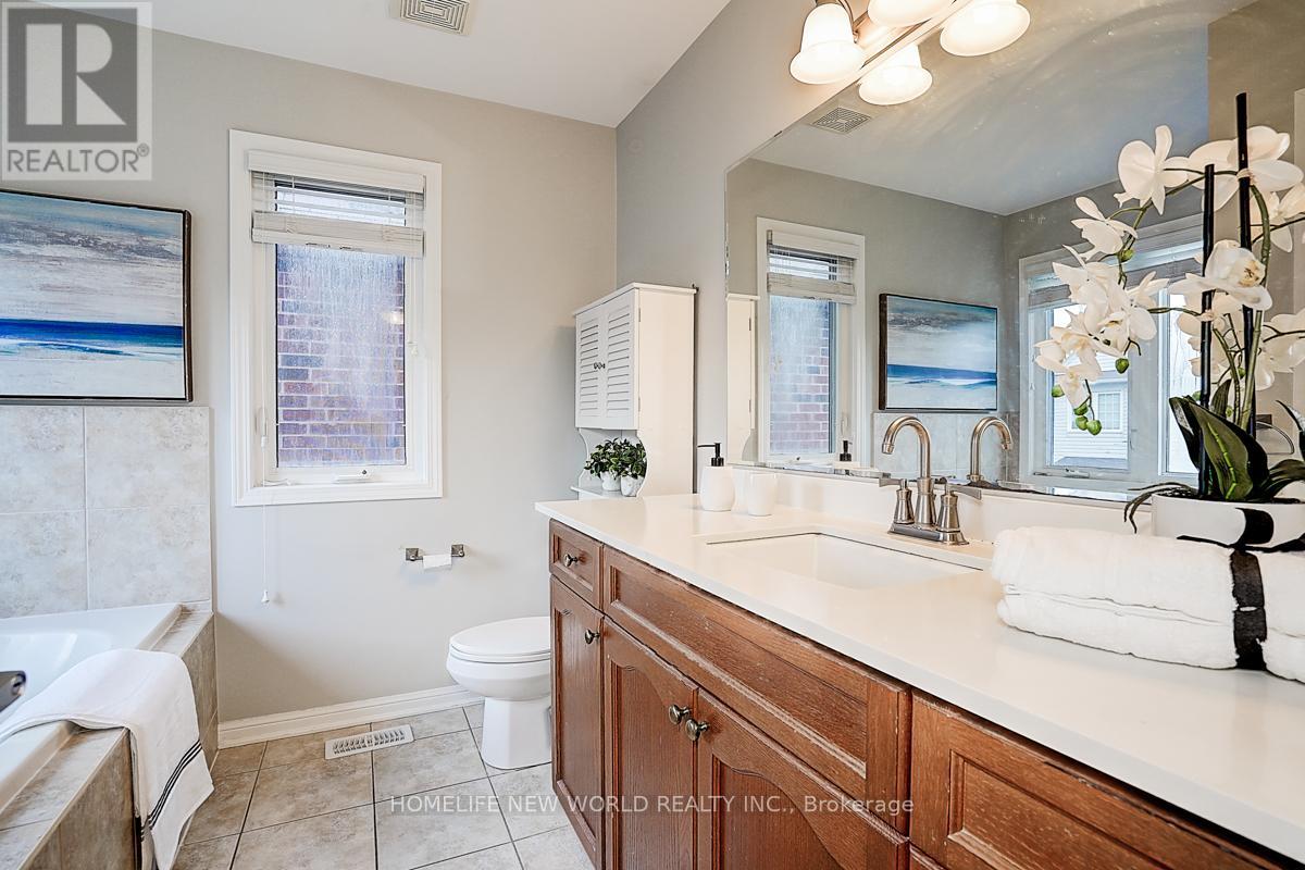 Photo 5 of 76 Bulmer Crescent, Newmarket ON