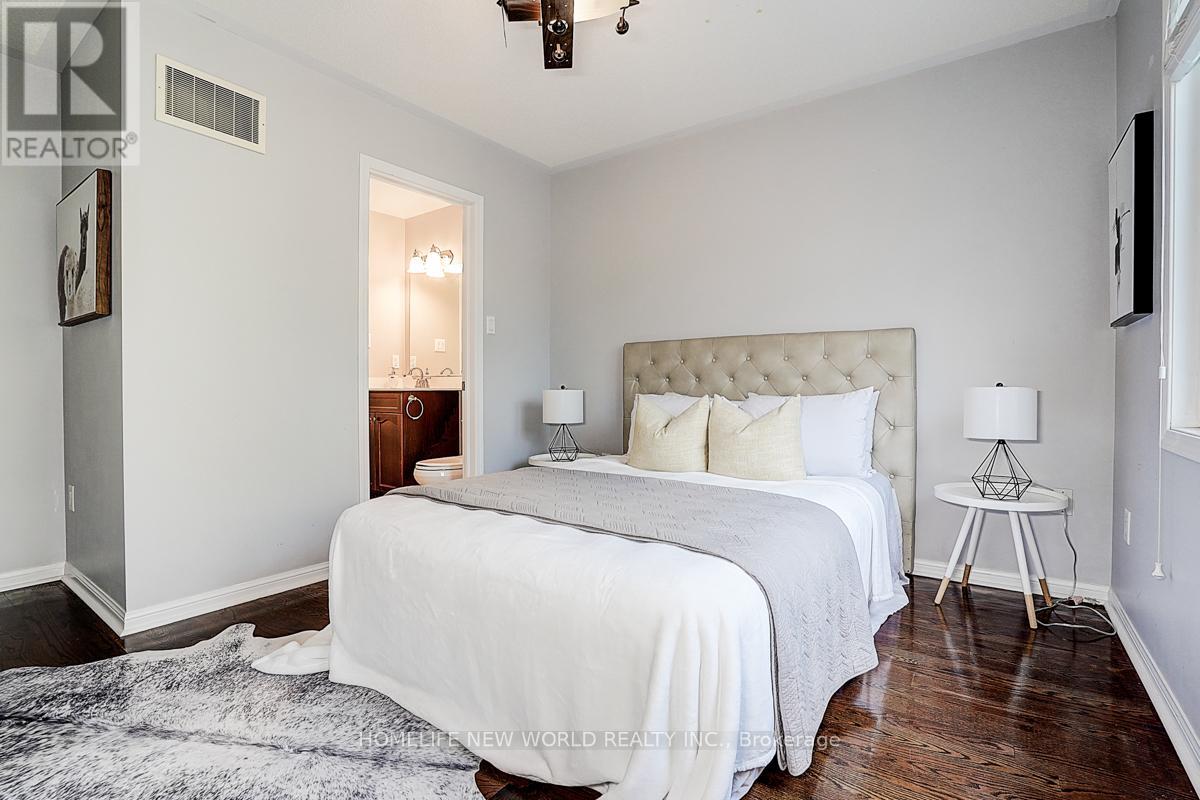 Photo 29 of 76 Bulmer Crescent, Newmarket ON