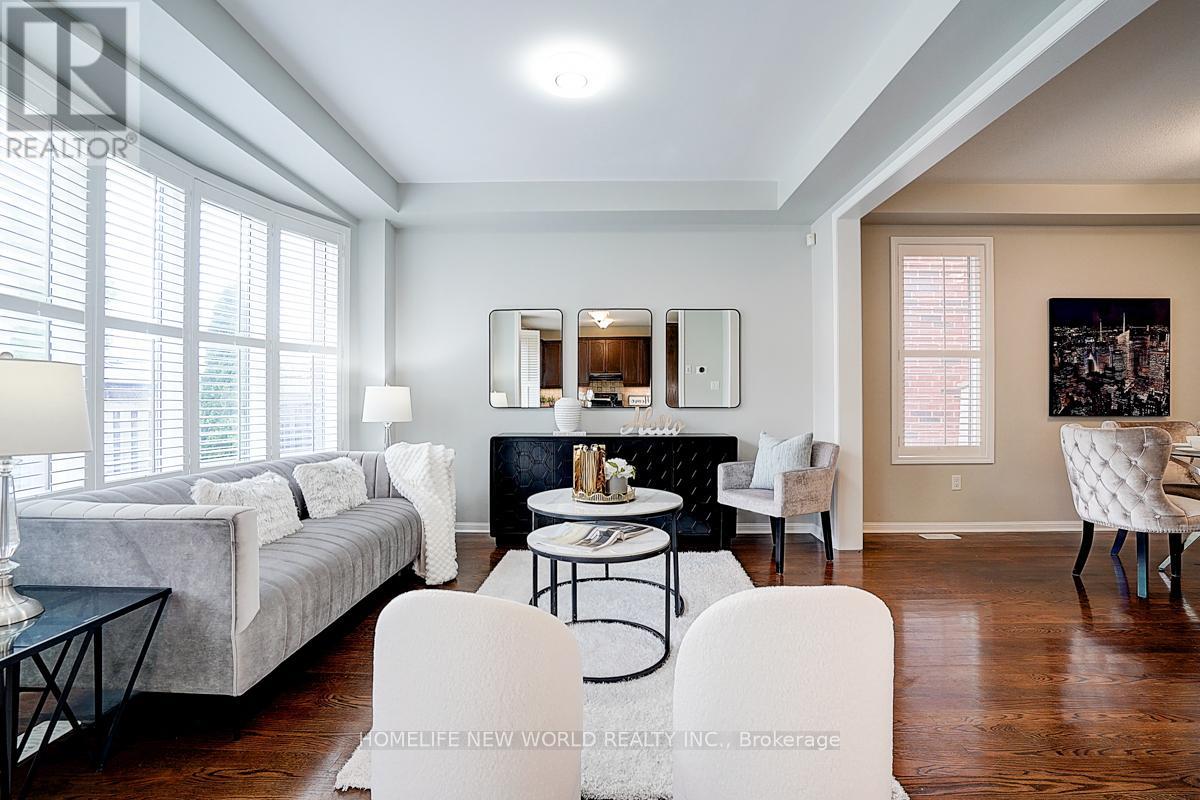 Photo 15 of 76 Bulmer Crescent, Newmarket ON