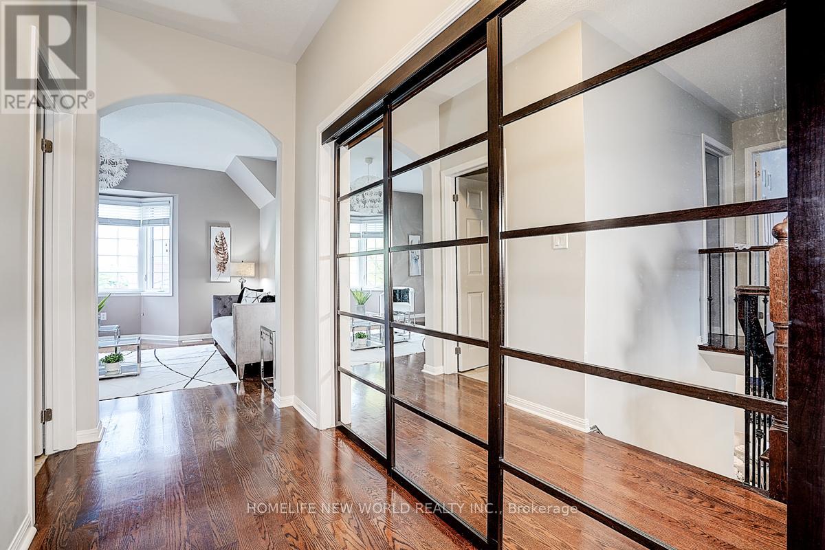 Photo 16 of 76 Bulmer Crescent, Newmarket ON