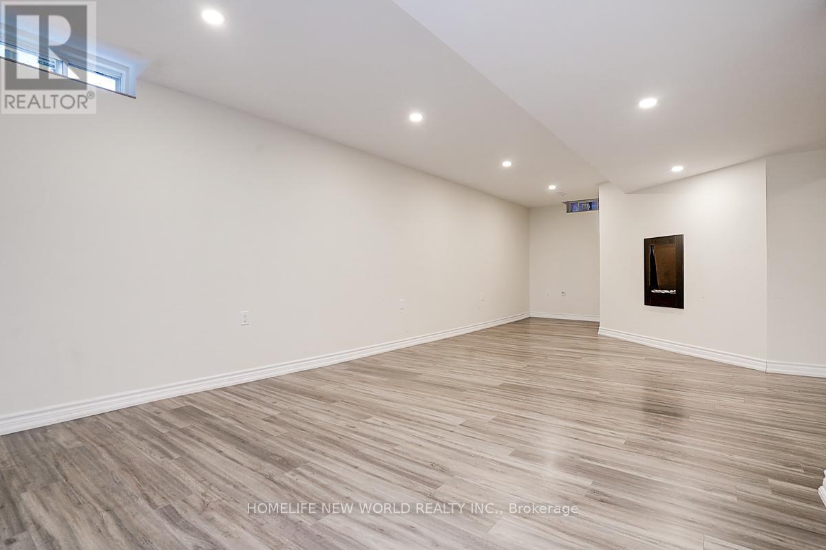 Photo 25 of 76 Bulmer Crescent, Newmarket ON