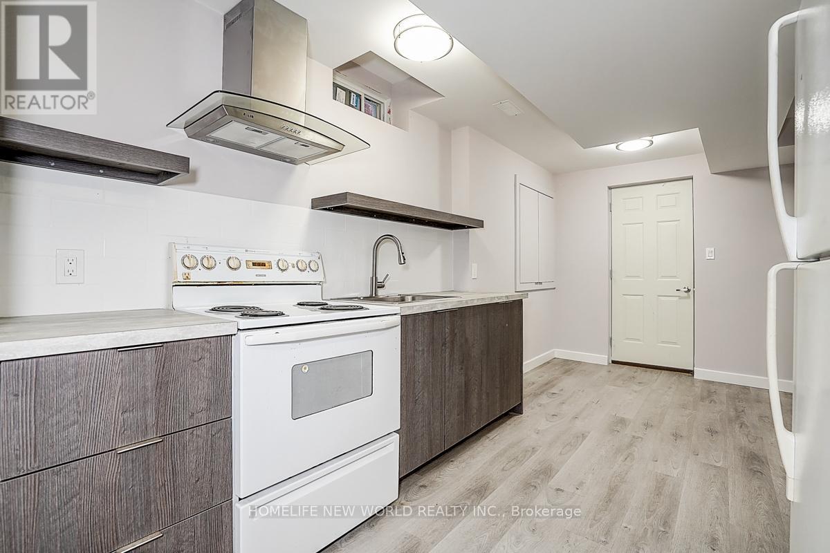 Photo 6 of 76 Bulmer Crescent, Newmarket ON