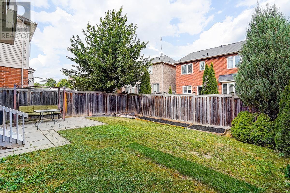 Photo 21 of 76 Bulmer Crescent, Newmarket ON