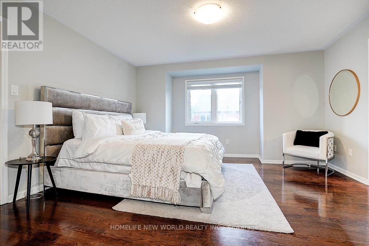 Photo 3 of 76 Bulmer Crescent, Newmarket ON