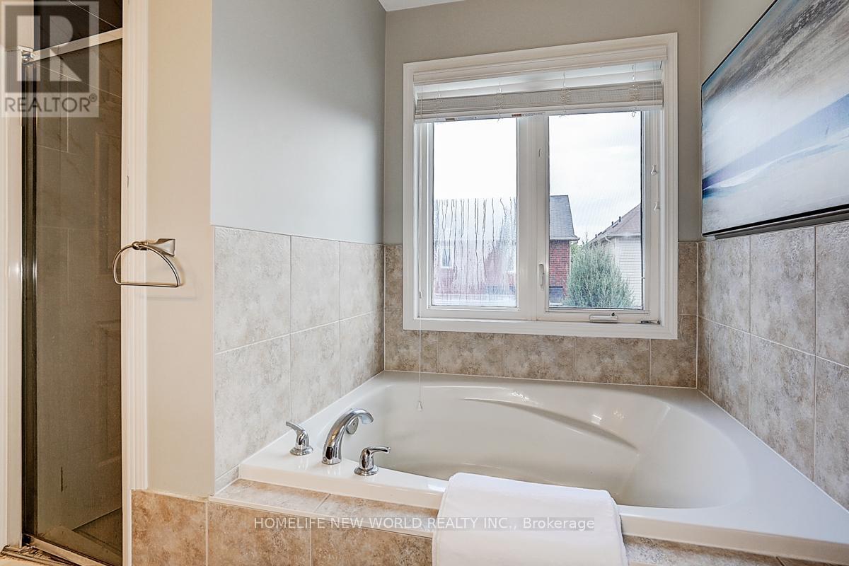 Photo 41 of 76 Bulmer Crescent, Newmarket ON