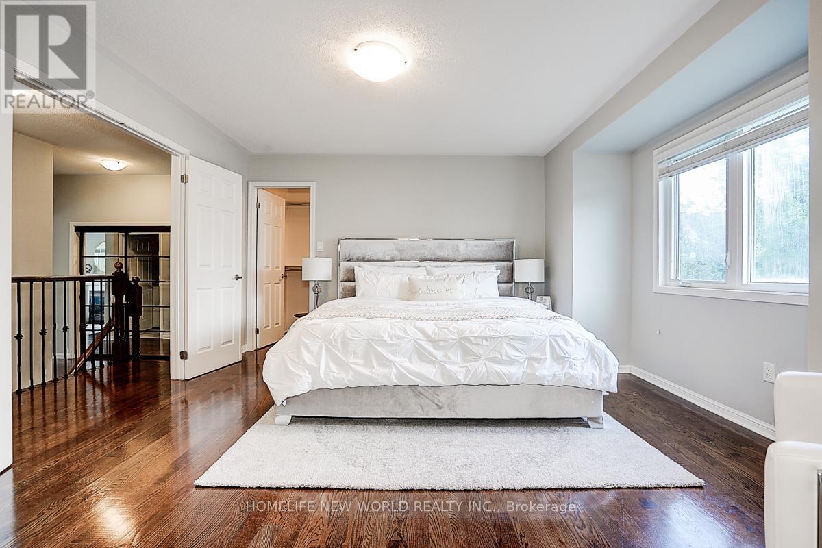 Photo 45 of 76 Bulmer Crescent, Newmarket ON