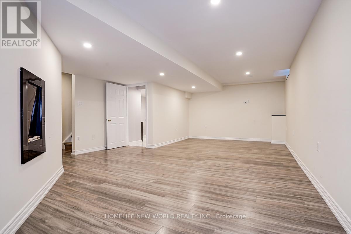 Photo 32 of 76 Bulmer Crescent, Newmarket ON