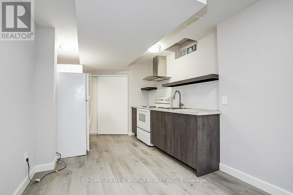Photo 17 of 76 Bulmer Crescent, Newmarket ON