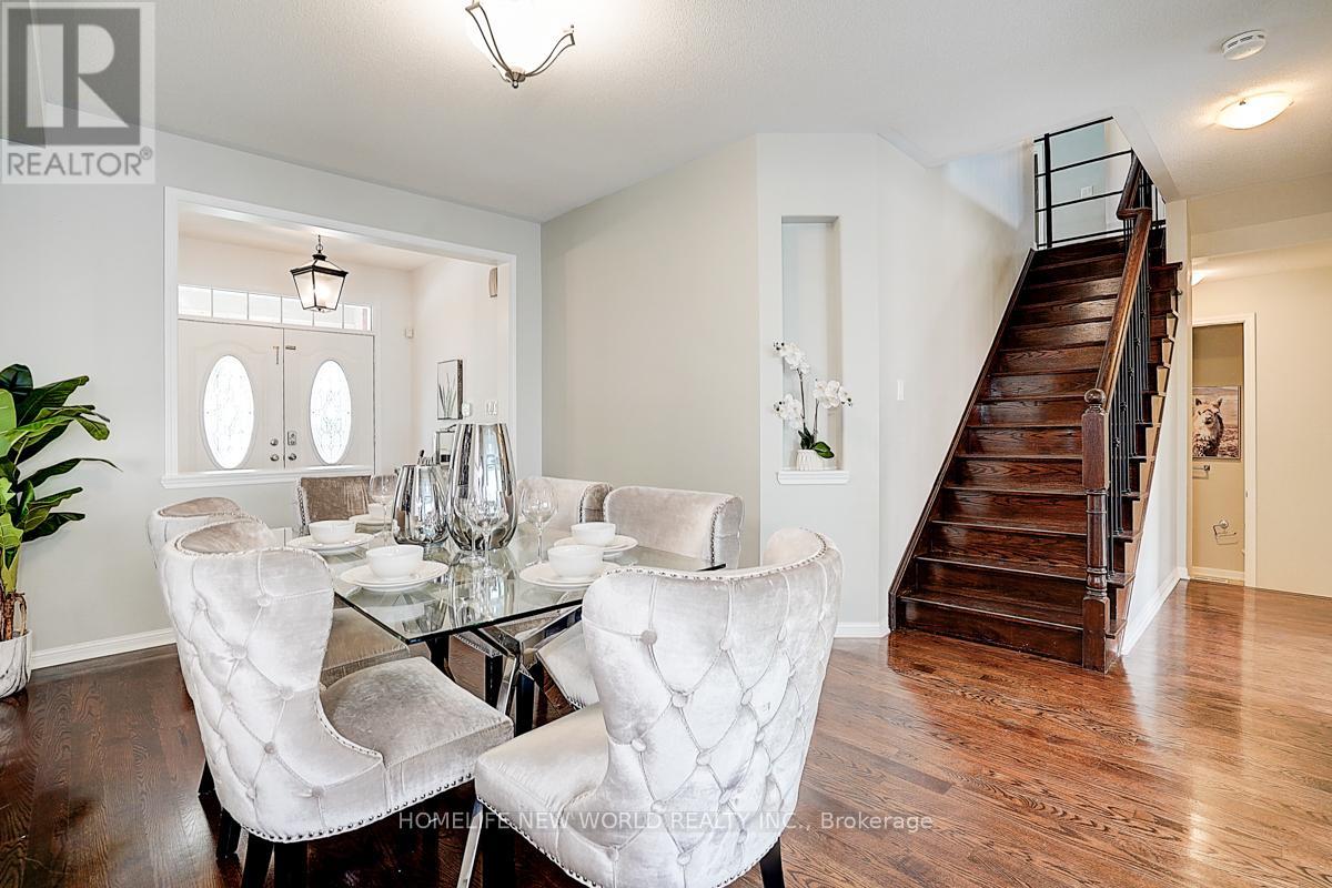 Photo 13 of 76 Bulmer Crescent, Newmarket ON