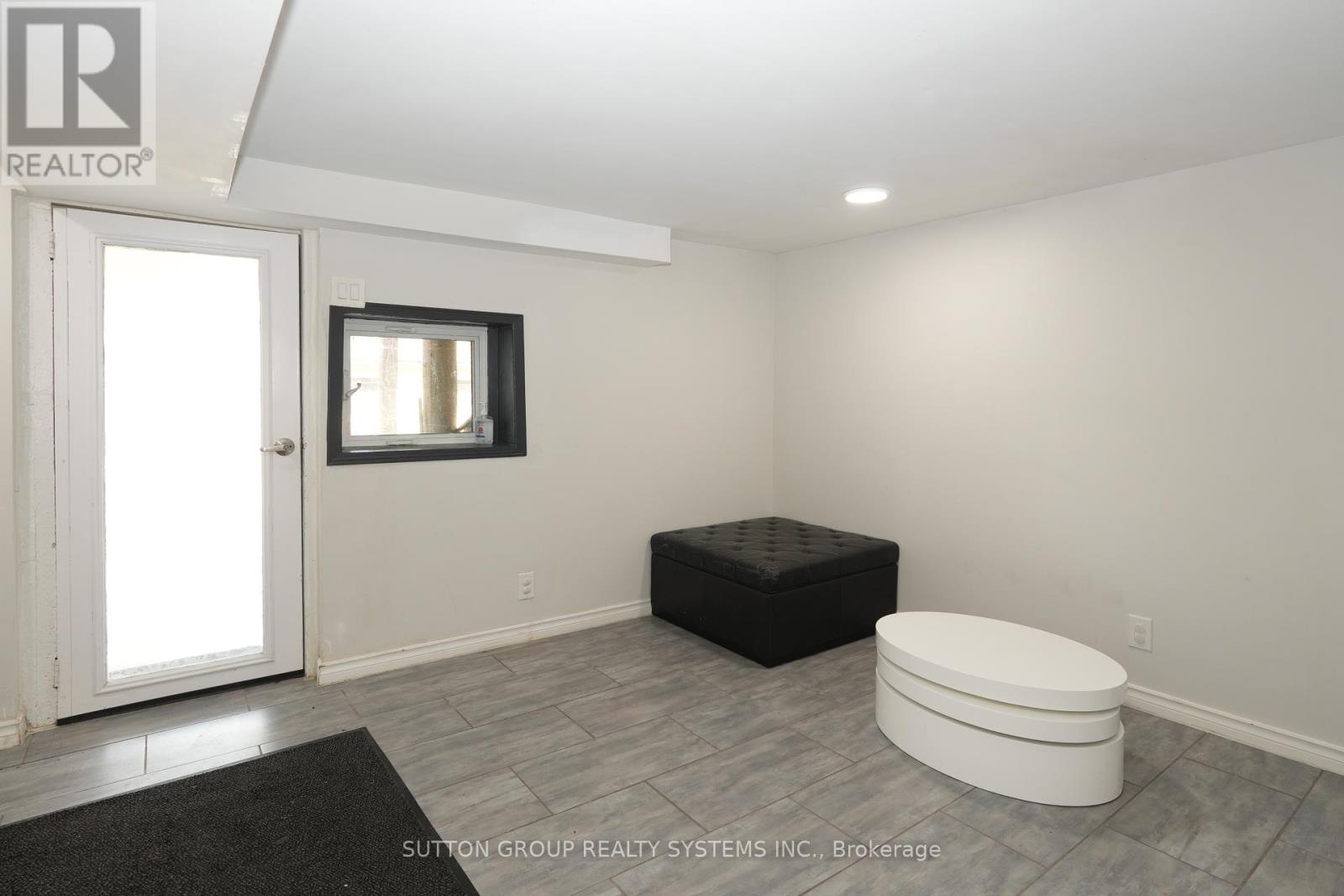 Photo 29 of 39 Norfolk Avenue, Cambridge ON