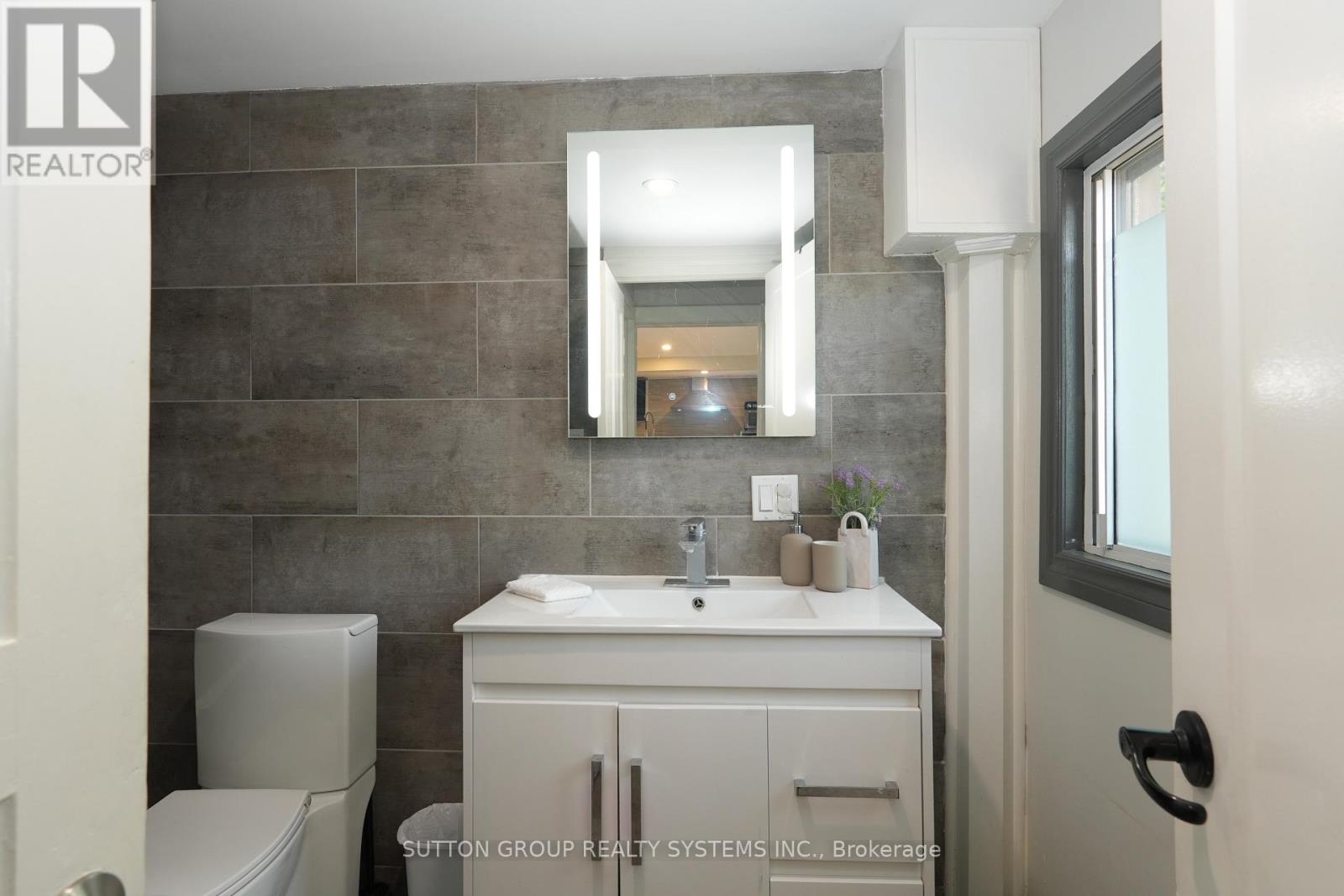 Photo 7 of 39 Norfolk Avenue, Cambridge ON