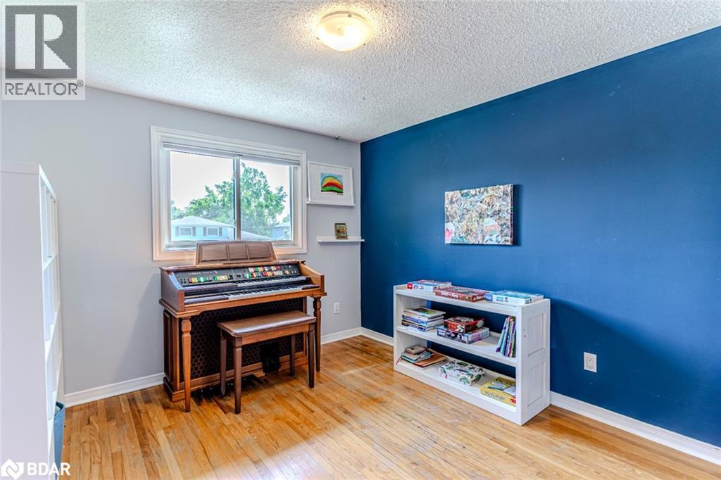 Photo 17 of 10 Jills Court, Barrie ON