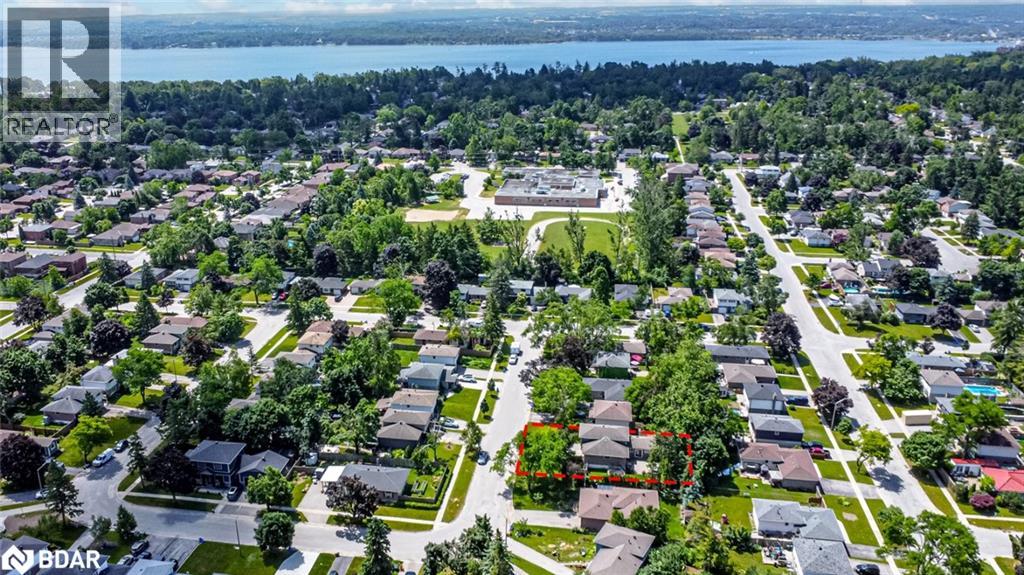 Photo 18 of 10 Jills Court, Barrie ON