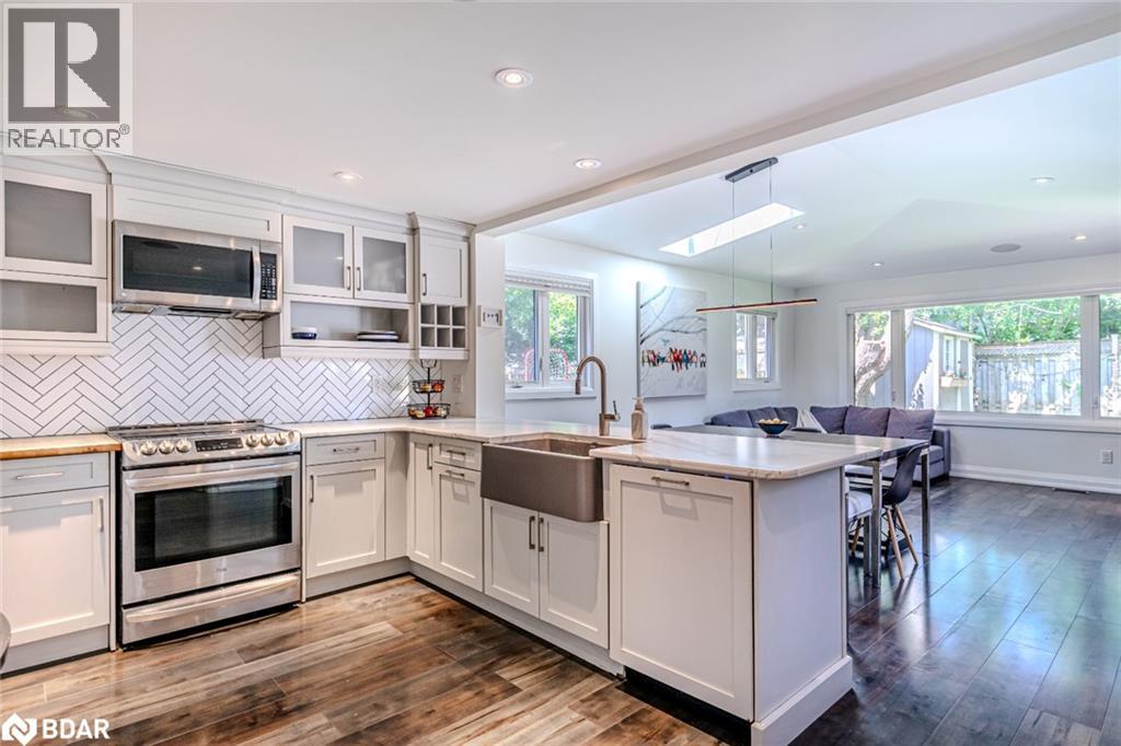 Photo 1 of 10 Jills Court, Barrie ON